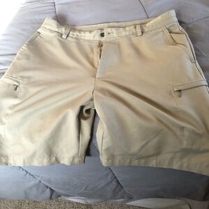 ⛳️Izod tan golf shorts in good condition size 36